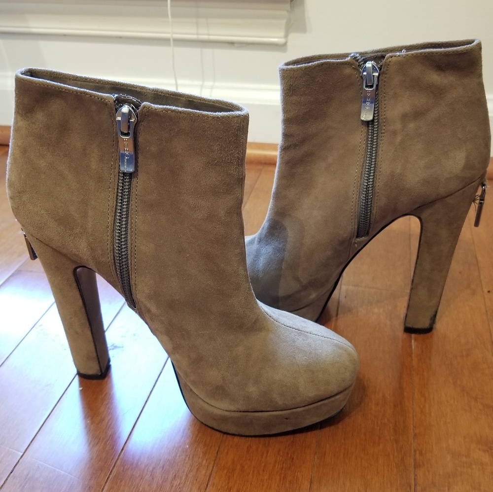 🚫SOLD✔  BCBG Tan Heeled Zippered Boot sz 6.5